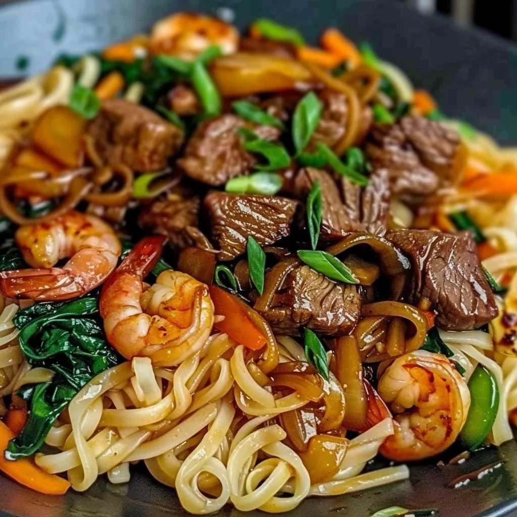 A bowl of noodles with meat and vegetables.